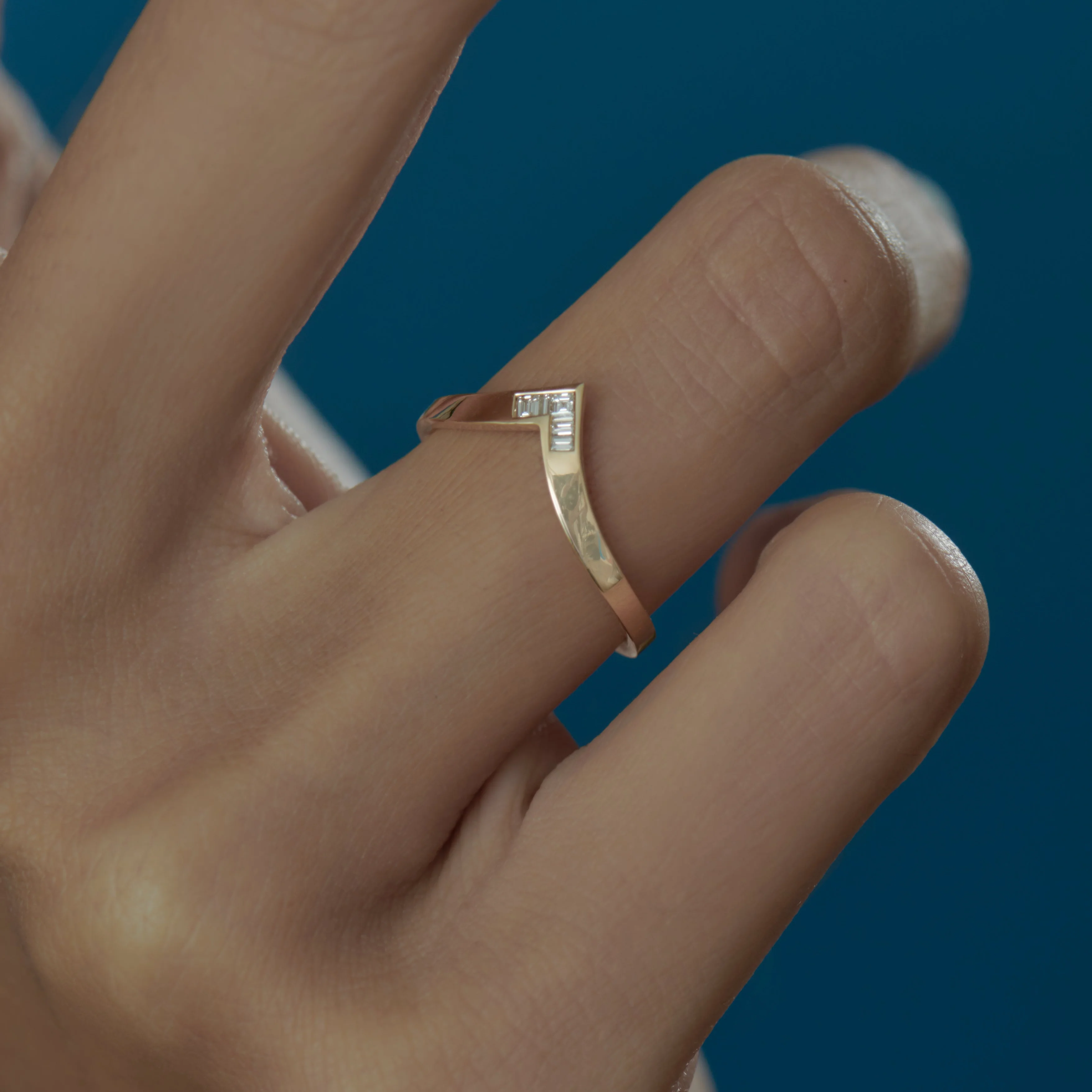 Chevron-Set Baguette & Carré Diamond Wedding Band - Image 3