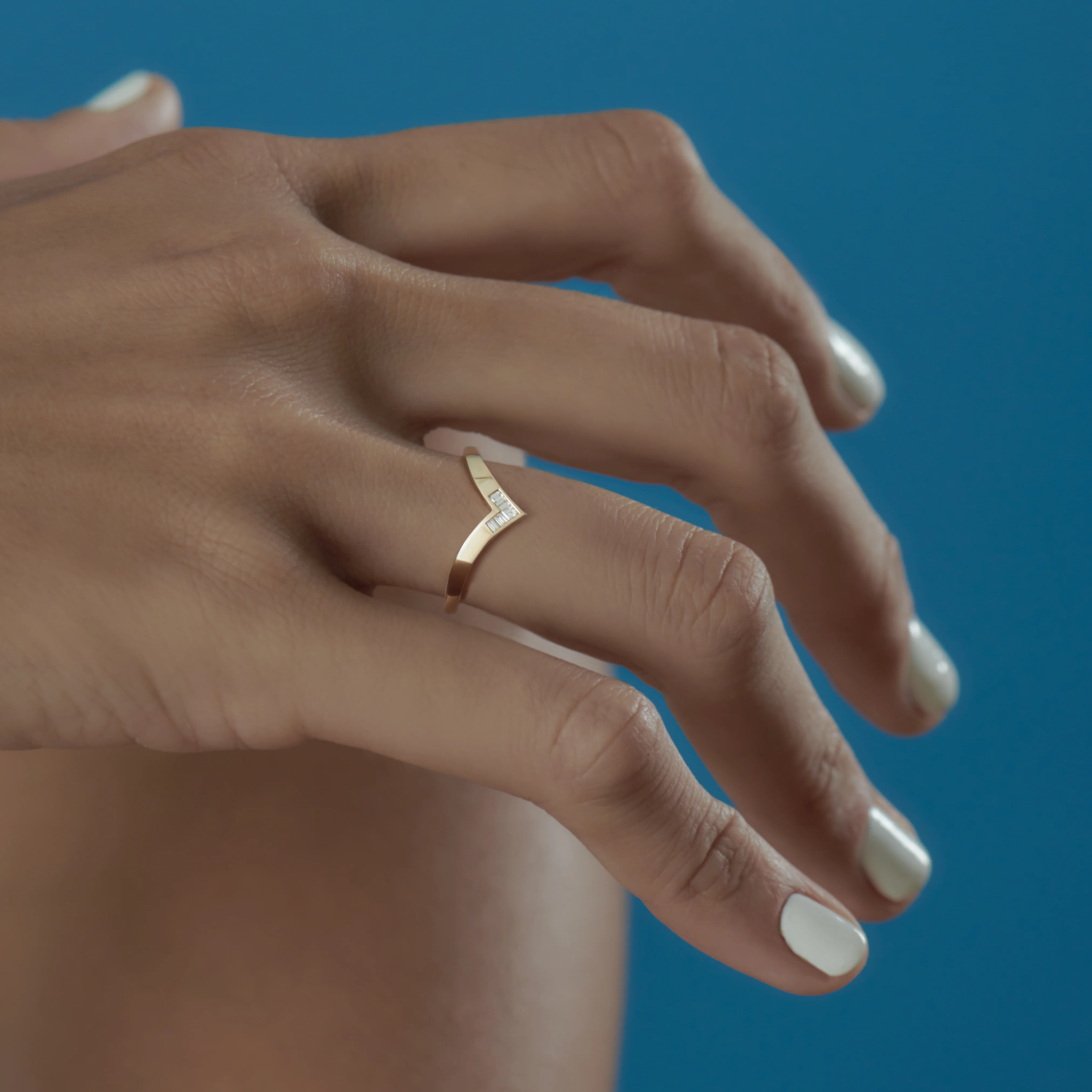 Chevron-Set Baguette & Carré Diamond Wedding Band - Image 4