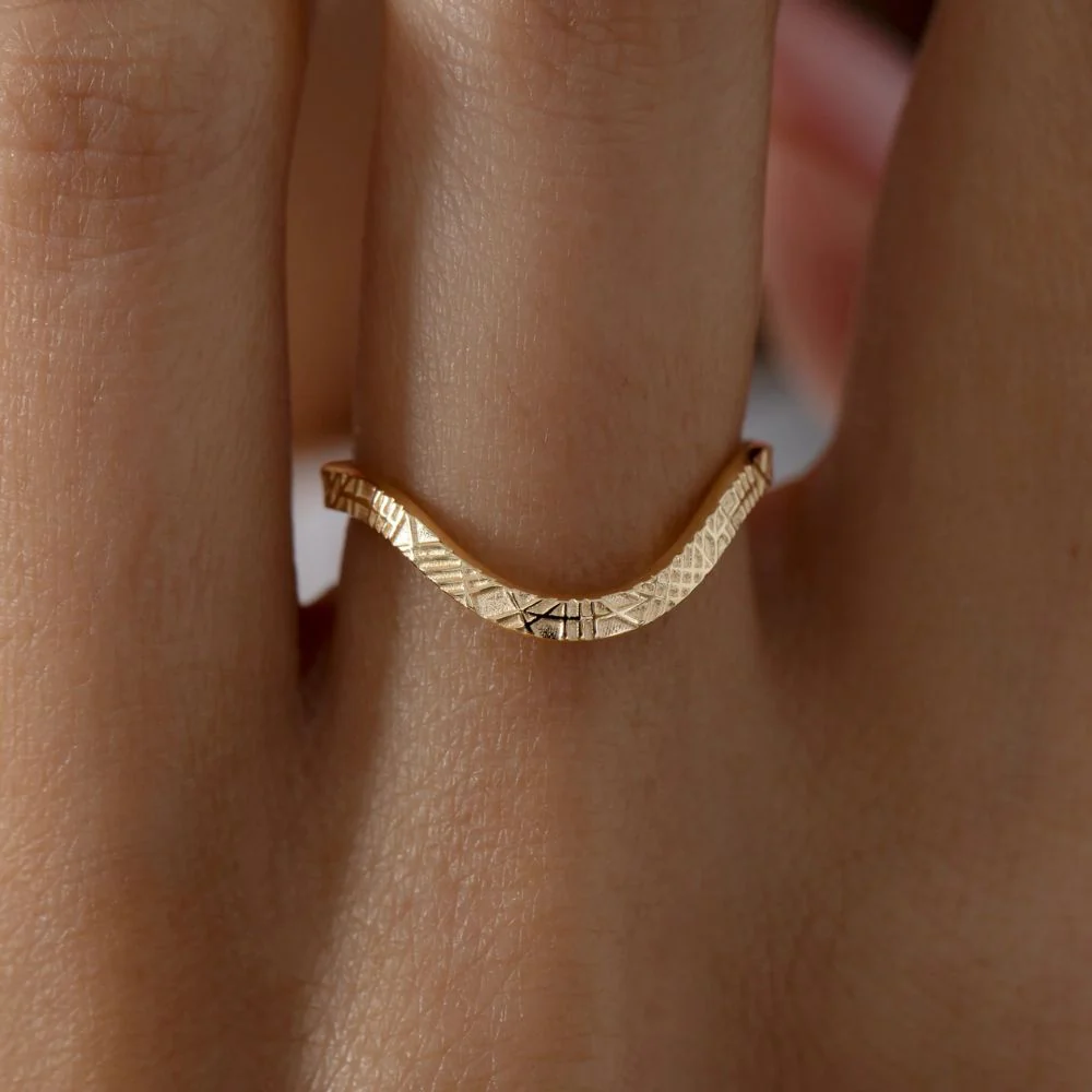 Curved Geometric Pattern Gold Wedding Band - Image 3